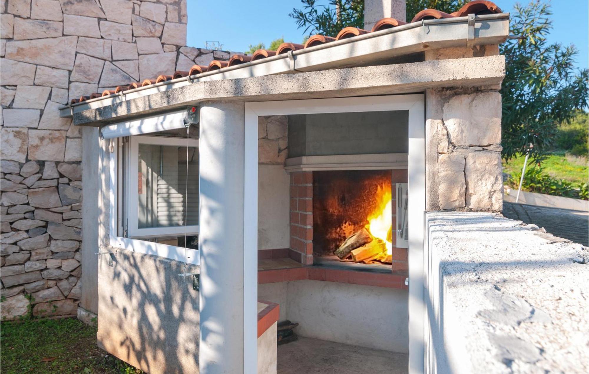 1 Bedroom Cozy Apartment In Splitska Exterior photo