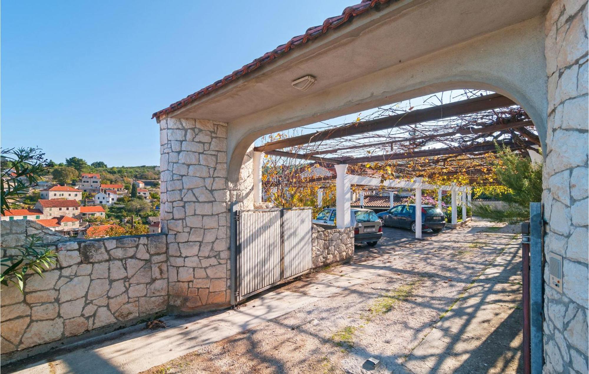 1 Bedroom Cozy Apartment In Splitska Exterior photo