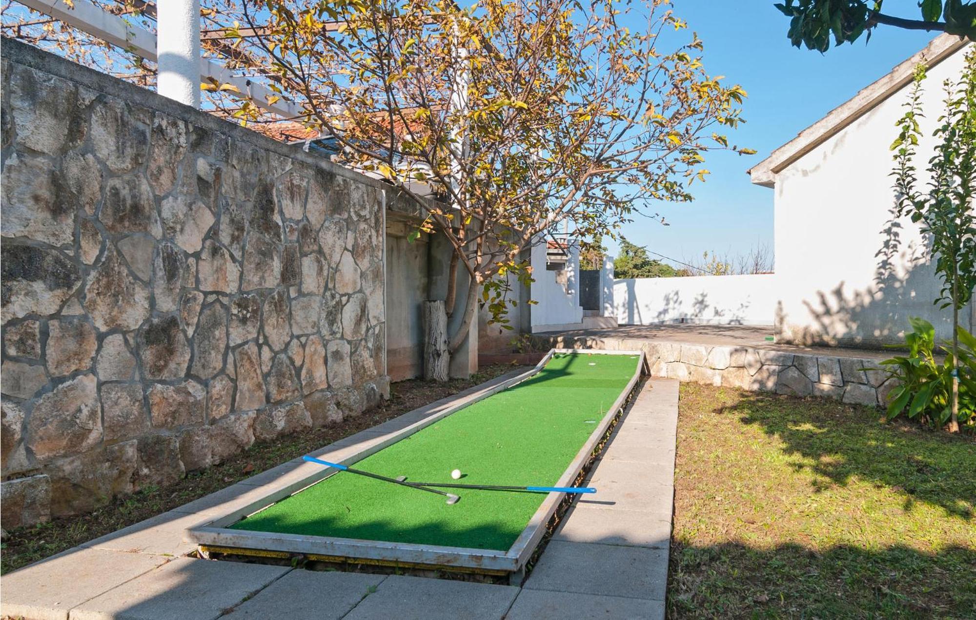 1 Bedroom Cozy Apartment In Splitska Exterior photo